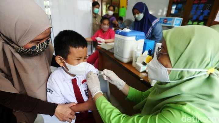 Vaksinasi Dosis Kedua untuk Anak di Riau Baru 52,74% Vaksinasi Dosis Kedua untuk Anak di Riau Baru 52,74%
