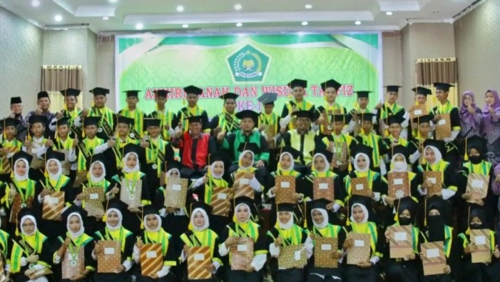 MTs Al-Fattah Siak Wisuda Tahfidz, Wabup Beri Tiga Pesan Penting