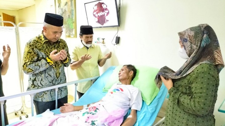 Bupati Kampar Jenguk Jurnalis Senior Kampar Mahnizar, Berikan Semangat dan Doakan Lekas Sembuh