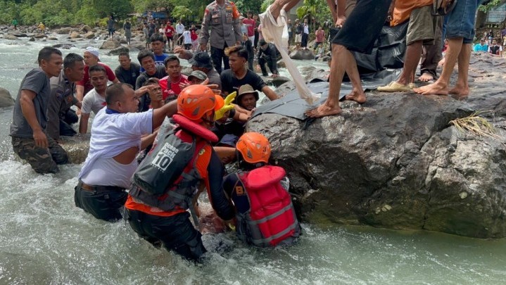 Tim Gabungan Temukan Pelajar Hanyut di Sungai Bangek Padang