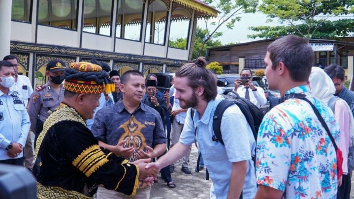 Mahasiswa Amerika Belajar Adat Sekapur Sirih dan Setapak Pinang di Kampar Mahasiswa Amerika Belajar Adat Sekapur Sirih dan Setapak Pinang di Kampar