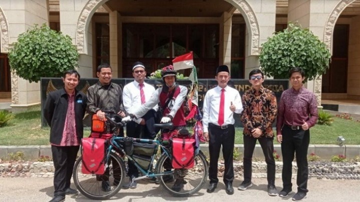 Fauzan, Pemuda Jateng Mengayuh Sepeda 8 Ribu Kilometer untuk Menunaikan Haji Fauzan, Pemuda Jateng Mengayuh Sepeda 8 Ribu Kilometer untuk Menunaikan Haji
