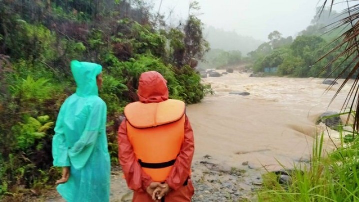 Petugas Hentikan Pencarian Pelajar Terbawa Arus di Sungai Bangek Padang