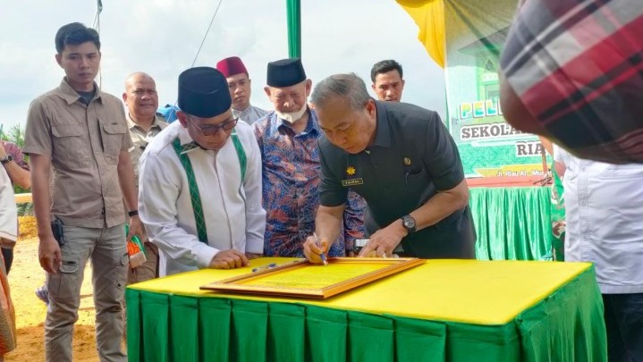Pemko Pekanbaru Mengaku akan Anggarkan Bantu Bangun Sekolah Tinggi Sains Quran Riau Al-Munawwarah Pemko Pekanbaru Mengaku akan Anggarkan Bantu Bangun Sekolah Tinggi Sains Quran Riau Al-Munawwarah