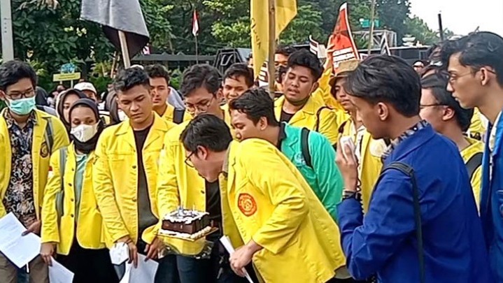 Tiup Lilin untuk Jokowi, Mahasiswa: Selamat Ulang Tahun Biang Masalah Tiup Lilin untuk Jokowi, Mahasiswa: Selamat Ulang Tahun Biang Masalah