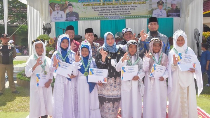 Dari Lulusan MDTA, Bupati Kasmarni Berharap Lahir Generasi Berakhlak Mulia Dari Lulusan MDTA, Bupati Kasmarni Berharap Lahir Generasi Berakhlak Mulia