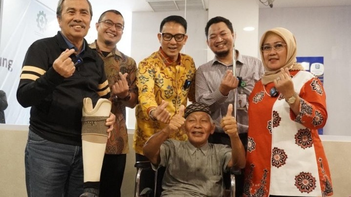 Sosialisasi Layanan Kaki Palsu RS Awal Bros: Gubri Serahkan Kaki Palsu Ke Pasien Sosialisasi Layanan Kaki Palsu RS Awal Bros: Gubri Serahkan Kaki Palsu Ke Pasien