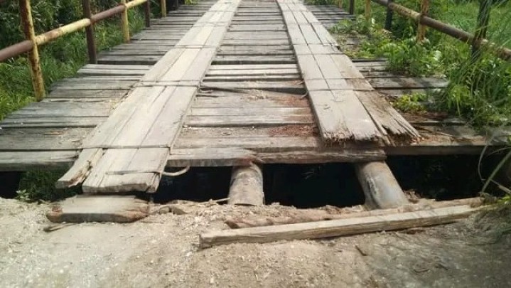 Masyarakat Harap Jalan dan Jembatan yang Rusak di Desa Kualu Tambang Segera Diperbaiki