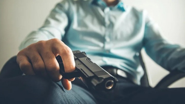 Pria Berpistol Tabrak Belasan Motor Diduga Penculik ABG Pria Berpistol Tabrak Belasan Motor Diduga Penculik ABG