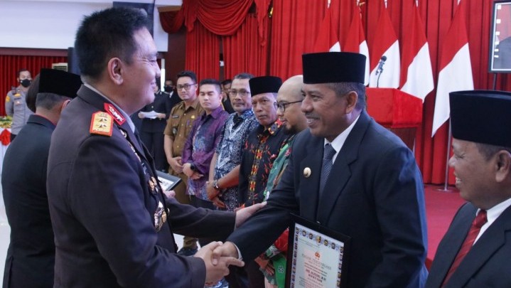 Bersedia Hibahkan Lahan untuk Markas Polairud, Bupati Siak Dapat Penghargaan Kapolda Bersedia Hibahkan Lahan untuk Markas Polairud, Bupati Siak Dapat Penghargaan Kapolda