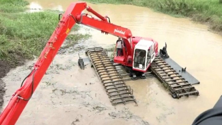 Sungai Sail akan Dikeruk Menggunakan Ekskavator Ampibi Sungai Sail akan Dikeruk Menggunakan Ekskavator Ampibi