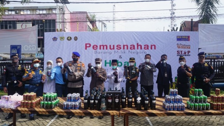 Bea Cukai Tembilahan Musnahkan Barang Ilegal Senilai Rp5,9 Miliar Bea Cukai Tembilahan Musnahkan Barang Ilegal Senilai Rp5,9 Miliar