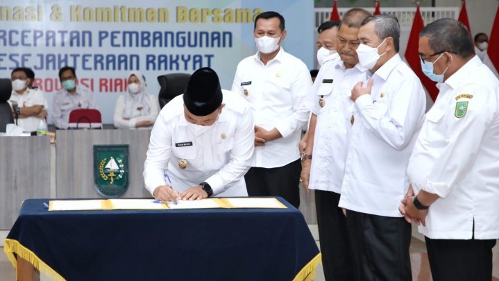Komitmen Percepatan Pembangunan untuk Kesejahteraan Masyarakat Diteken Wabup Siak Komitmen Percepatan Pembangunan untuk Kesejahteraan Masyarakat Diteken Wabup Siak