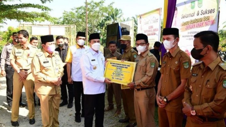 Gubri Syamsuar Salurkan BKK untuk Desa di Kecamatan Rokan IV Koto Rohul