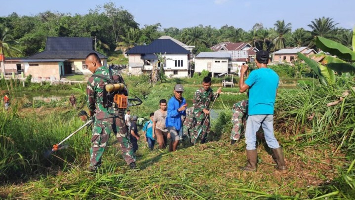 Jelang Keberangkatan ke Papua, Personel Pos Kout Satgas Pamtas RI-PNG Yonif 132/BS Karya Bakti di Desa Pulau Gadang