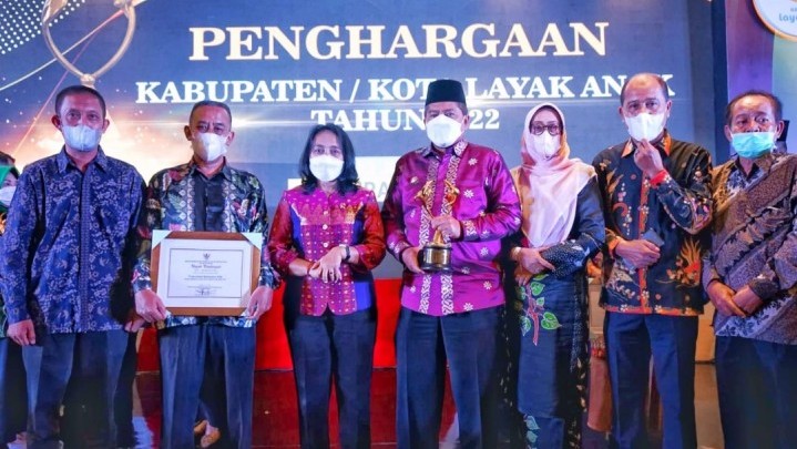 Pemkab Siak Terima Anugerah Kabupaten Layak Anak Kategori Utama Pemkab Siak Terima Anugerah Kabupaten Layak Anak Kategori Utama