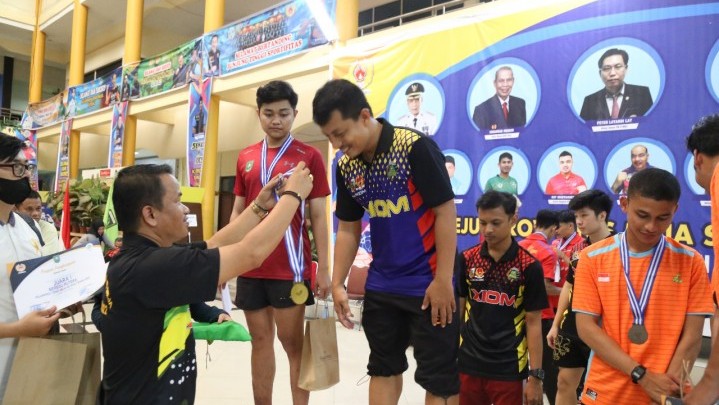 Tuan Rumah Pekanbaru Juara Umum Kejurprov Tenis Meja