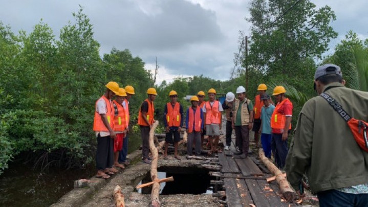 Kadis PUPR Inhil Langsung Awasi Perbaikan Jembatan di Desa Iqal Mandah yang Rusak Parah