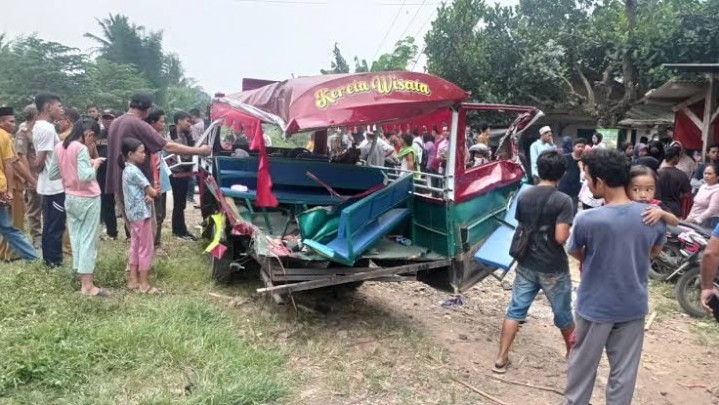 Odong-Odong Ditabrak Kereta Api, 9 Orang Meninggal Dunia Odong-Odong Ditabrak Kereta Api, 9 Orang Meninggal Dunia