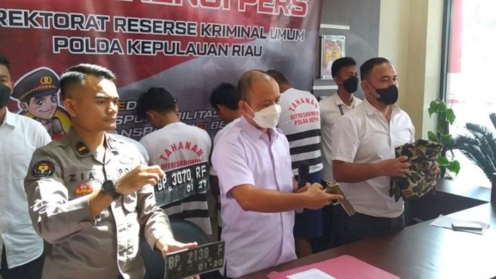 Polda Kepri Ringkus Pelaku Penggelapan Motor Modus Jual Beli Polda Kepri Ringkus Pelaku Penggelapan Motor Modus Jual Beli
