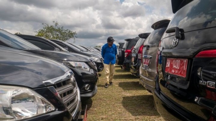 Dari 25 Mobil Dinas Pemprov Riau yang Dilelang, Baru 13 Unit yang Terjual Dari 25 Mobil Dinas Pemprov Riau yang Dilelang, Baru 13 Unit yang Terjual