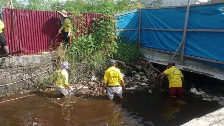 Endapan Lumpur dan Sampah di Drainase Jalan Arifin Ahmad Pekanbaru