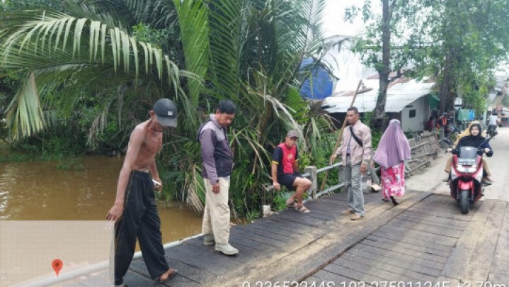 Jembatan Sei Piring Inhil Kembali Bisa Difungsikan, Gunakan Kontruksi Kayu dan Batang Kelapa