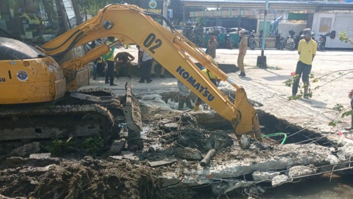 Jembatan Beton Persempit Drainase di Jalan Arifin Ahmad, Dibongkar PUPR Pekanbaru Jembatan Beton Persempit Drainase di Jalan Arifin Ahmad, Dibongkar PUPR Pekanbaru