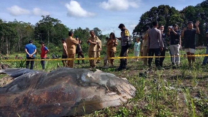 Serpihan Roket China Menghunjam Tanah di Kalimantan Barat Serpihan Roket China Menghunjam Tanah di Kalimantan Barat