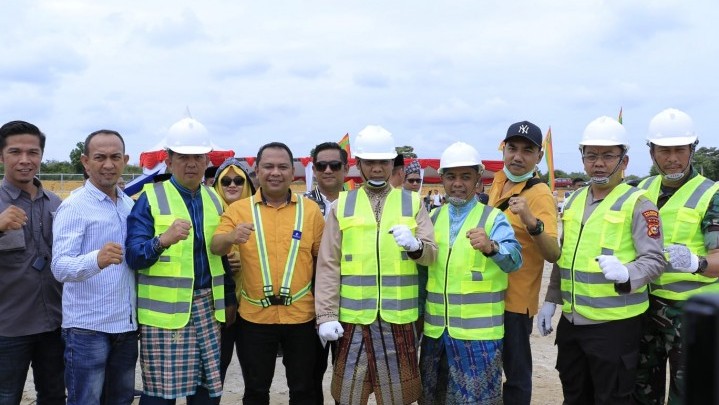 Rumput Standar FIFA Lapangan Sepakbola Sport Center Pekanbaru Mulai Ditanam Rumput Standar FIFA Lapangan Sepakbola Sport Center Pekanbaru Mulai Ditanam