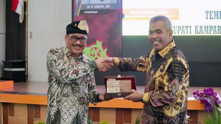 Pj Bupati Kamsol Terima Buku Citra Arsip Kampar dari ANRI Pj Bupati Kamsol Terima Buku Citra Arsip Kampar dari ANRI