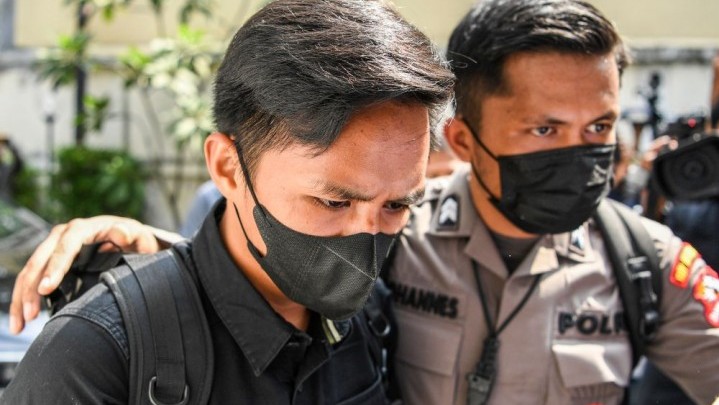 Puluhan Personel Brimob Bersiaga di Gedung Bareskrim Puluhan Personel Brimob Bersiaga di Gedung Bareskrim