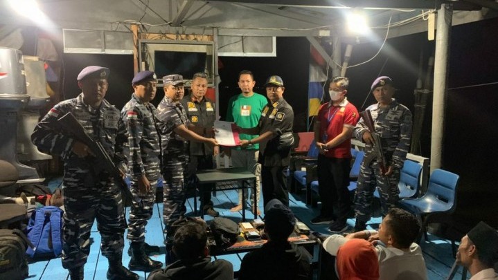 Imigran Ilegal di Perairan Meranti Diamankan TNI AL Imigran Ilegal di Perairan Meranti Diamankan TNI AL