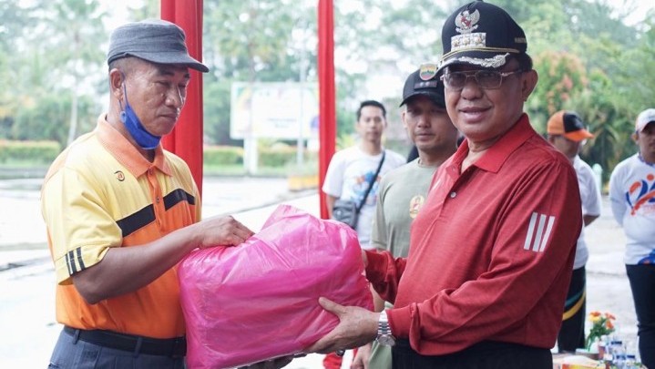 Bendera Merah Putih Dibagikan Bupati HM Wardan Sambut HUT Kemerdekaan RI