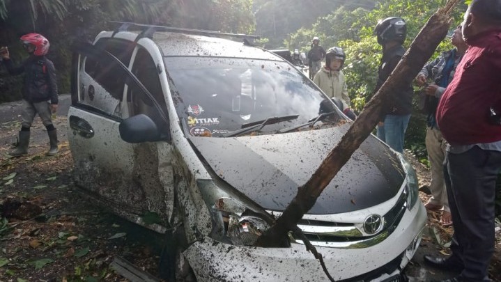 Dua Mobil Tertimpa Longsor di Lembah Anai Sumbar
