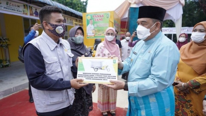 Pemprov Riau Bantu Petani di Pekanbaru dengan Kendaraan Roda Tiga