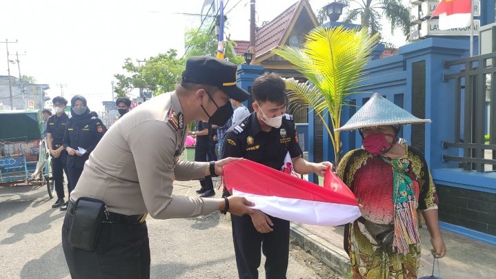 Sambut HUT RI, Masyarakat Dapat Bendera Merah Putih dari Polres Inhil