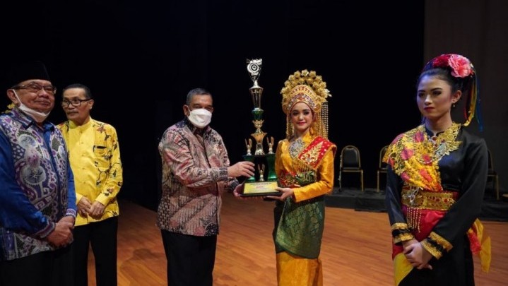 SMA 1 Pekanbaru Juara Pertama Lomba Tari Persembahan Melayu Riau