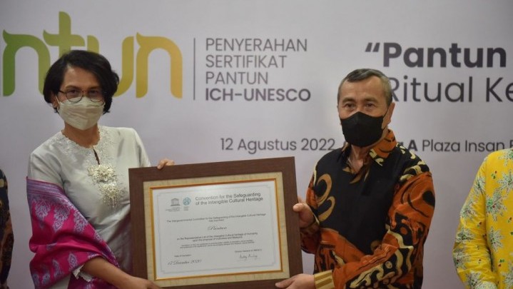 Gubri Syamsuar Terima Sertifikat Pantun Sebagai WBTb dari UNESCO Gubri Syamsuar Terima Sertifikat Pantun Sebagai WBTb dari UNESCO