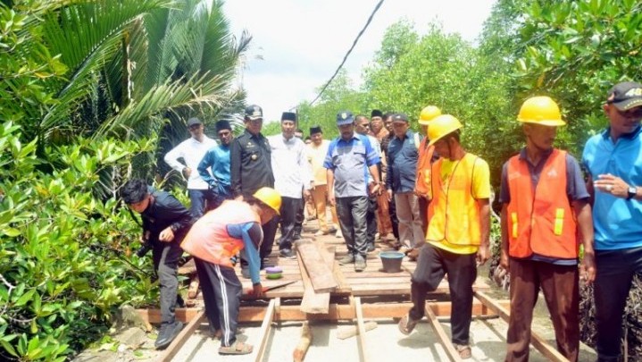 Jalan Rusak di Desa Iqal Mandah Viral, Pemkab Inhil Gesa Perbaikan