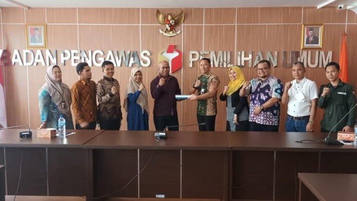 Tim Seleksi Calon Anggota Bawaslu Riau Serahkan Enam Nama Ke Bawaslu RI Tim Seleksi Calon Anggota Bawaslu Riau Serahkan Enam Nama Ke Bawaslu RI