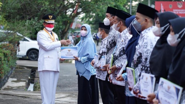 Kepsek dan Guru Berpretasi di Inhil Dapat Piagam Penghargaan di HUT RI ke-77 Kepsek dan Guru Berpretasi di Inhil Dapat Piagam Penghargaan di HUT RI ke-77
