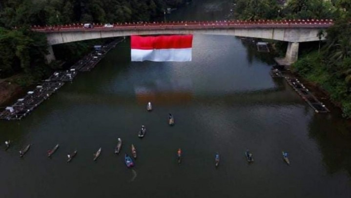 Bendera Merah Putih Sepanjang 19x45 Meter Membentang di Jembatan Rantau Berangin Bendera Merah Putih Sepanjang 19x45 Meter Membentang di Jembatan Rantau Berangin