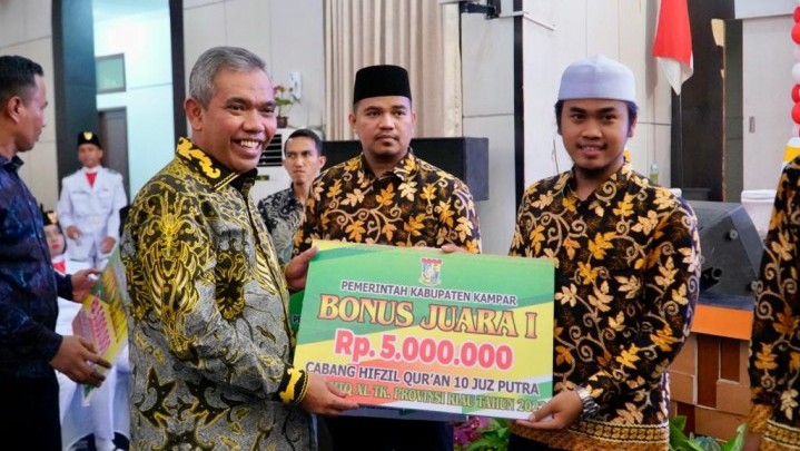 Pj. Bupati Kampar Serahkan Beasiswa Kepada Para Penghafal Alquran 30 Juz