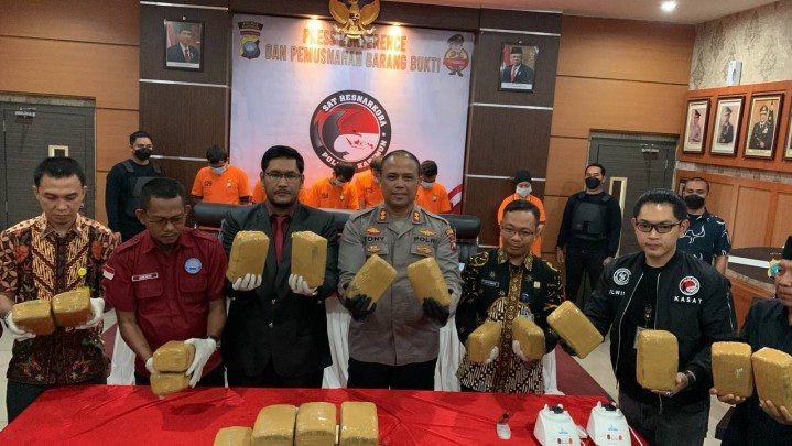 Emak-emak Pemasok Ganja dari Aceh ke Karimun Diringkus Polisi Emak-emak Pemasok Ganja dari Aceh ke Karimun Diringkus Polisi
