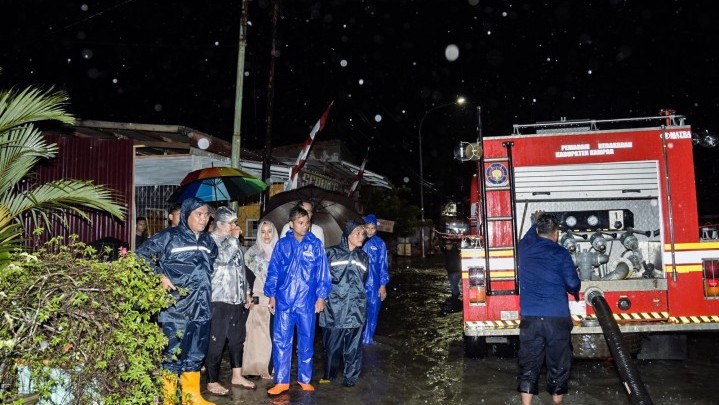 Hujan Guyur Kota Bangkinang Sebabkan Banjir, Kamsol Bawa Mobil Damkar Sedot Air