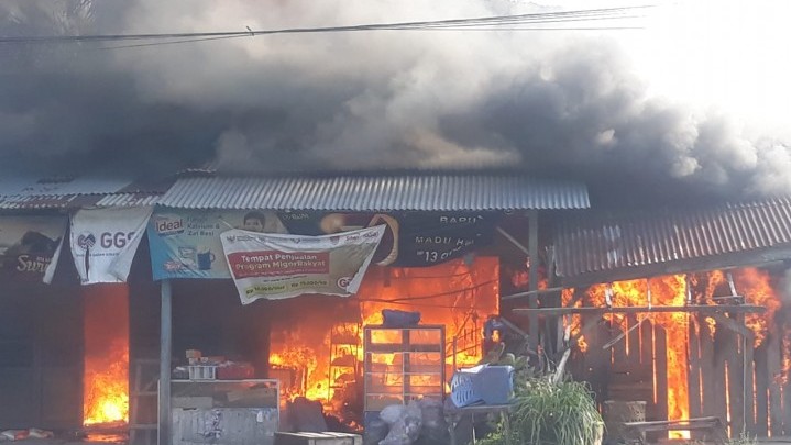 Dua Ruko Terbakar di Padang Mutung, Korban Rugi Rp300 Juta Dua Ruko Terbakar di Padang Mutung, Korban Rugi Rp300 Juta