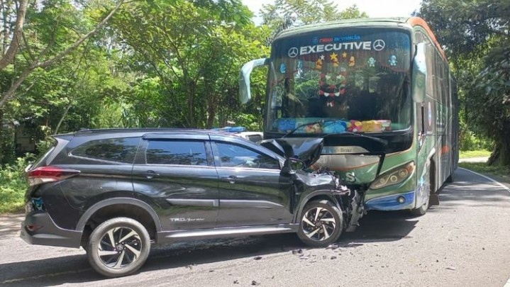 Tabrakan Bus ALS dengan Minibus di Agam Sumbar Tabrakan Bus ALS dengan Minibus di Agam Sumbar