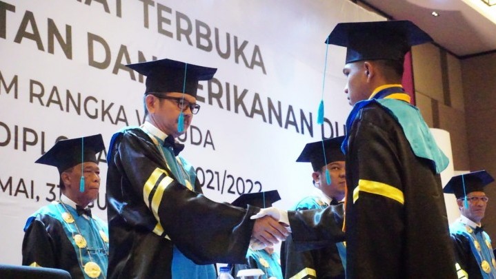 Ini Penerima Penghargaan Adhi Karya Taruna di Wisuda Mahasiswa Poltek KP Dumai