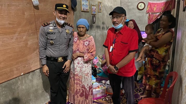 Berbagi Sembako, Polsek Tembilahan Hulu Ringankan Beban Warga Kurang Mampu Berbagi Sembako, Polsek Tembilahan Hulu Ringankan Beban Warga Kurang Mampu